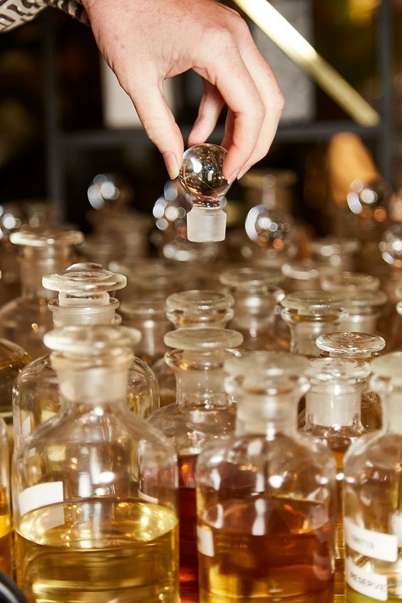 L’Art de la Parfumerie : Derrière la Scène d’un Luxe Olfactif